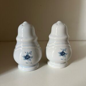 Vintage Pfaltzgraff salt n pepper shakers